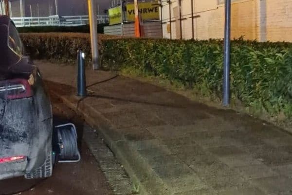 Tesla-eigenaar aangehouden na opladen aan lantaarnpaal