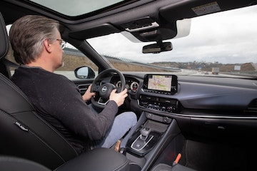 Handen op het stuur kwart voor drie - Nissan