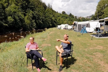 Campers in overstroomde Eifel gebieden Camping aan water