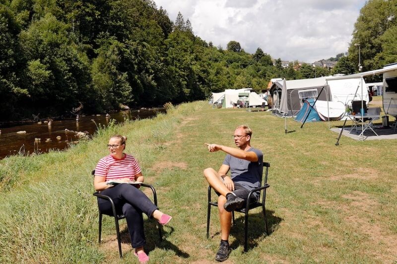 Campers in overstroomde Eifel gebieden Camping aan water
