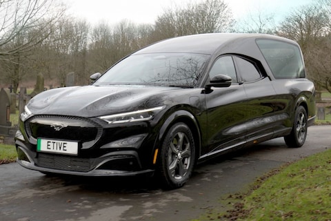 Ford Mustang Mach-E omgetoverd tot lijkwagen