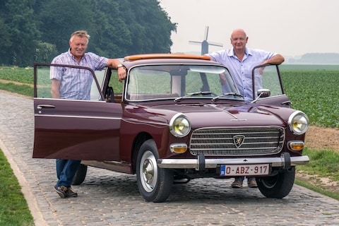 Zonder sleutelervaring restaureerden deze broers vaders Peugeot 404