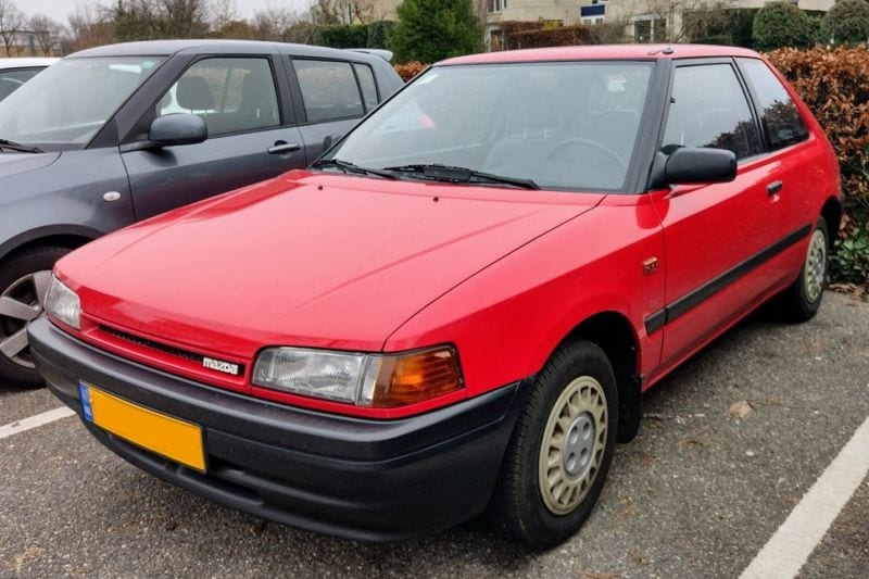 Mazda 323 In het Wild