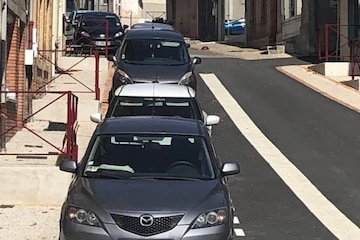 Geparkeerde auto's op helling