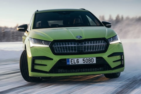 Skoda Enyaq iV RS pakt record voor langste drift op ijs
