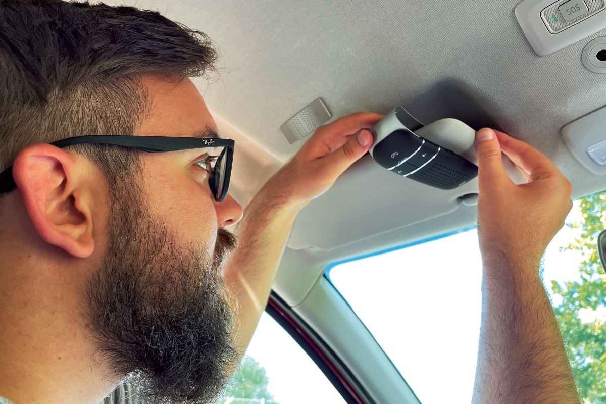 Bluetooth car kit - Montage aan zonneklep