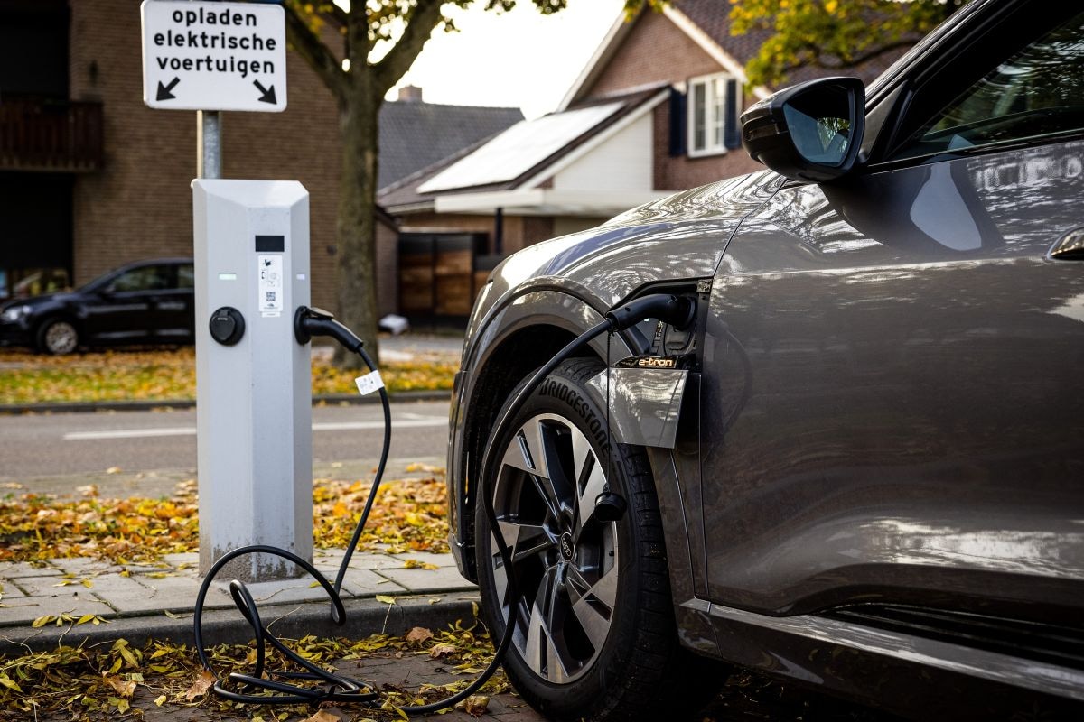 Laadpaal opladen met bord Audi (ANP)