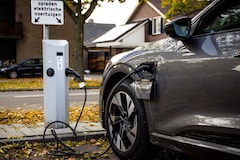 Laadpaal opladen met bord Audi (ANP)