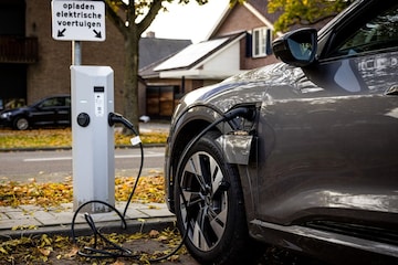 Laadpaal opladen met bord Audi (ANP)