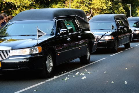 Sta stil bij wat je moet doen bij een uitvaartstoet