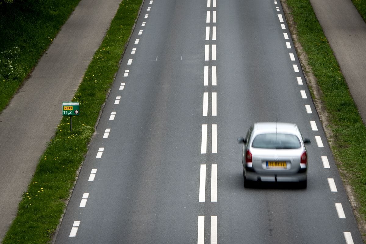 Belijning middenstreep - provinciale weg ANP N233 Rhenen