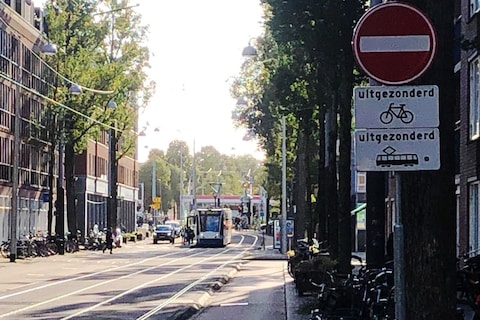 Let op de tram die je weg kruist!