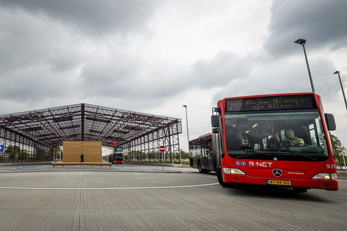 Lijnbus in verkeer; autobus (ANP)