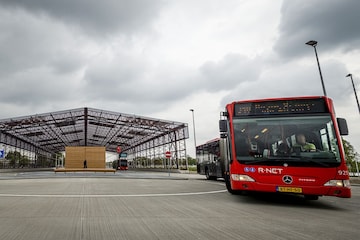 Lijnbus in verkeer; autobus (ANP)