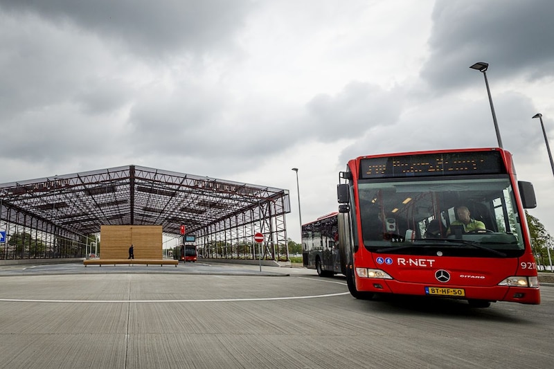 Lijnbus in verkeer; autobus (ANP)
