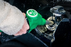Benzine tanken bij tankstation (ANP)