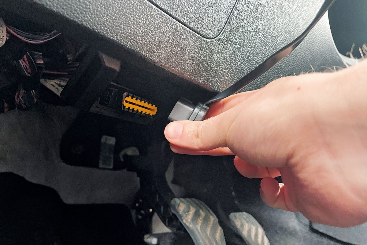 Test Head-up displays aansluiten OBD stekker