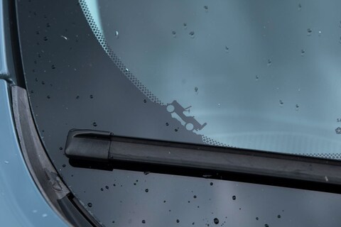Dit is de reden voor de rand aan de ruit met zwarte bolletjes