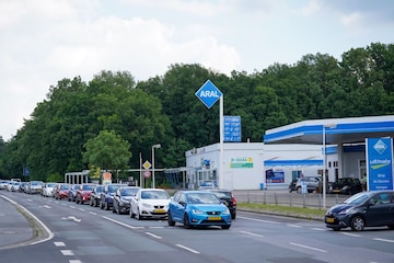 Rij voor benzinestation Duitsland (foto: Getty Images)