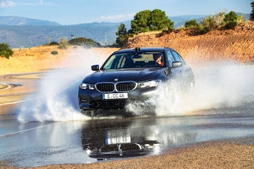 AW2312 Bandentest 225/45 R18 test nat wegdek