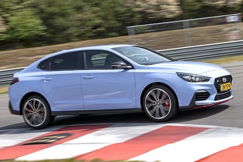 Hyundai i30 Fastback met stille trom vertrokken