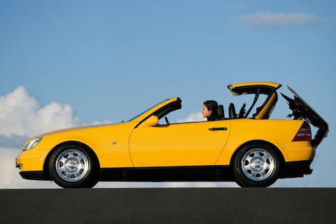 Met de eerste Mercedes SLK kun je betaalbaar roadster rijden