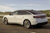 Volkswagen ID7 rijdend links van achteren