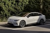 Volkswagen ID7 parkeert links van voren