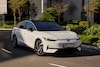 Volkswagen ID7 rijdend op rotonde
