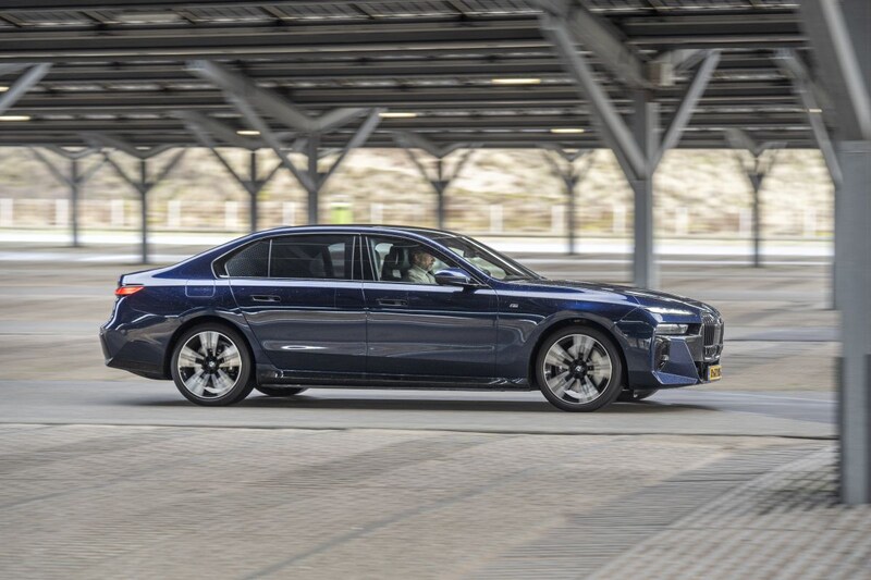BMW i7