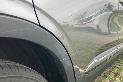 Zo kun je schade aan je auto zelf herstellen