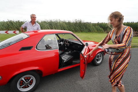 Voor Gerlinda geen limo of exoot als trouwauto maar haar eigen Opel Manta A