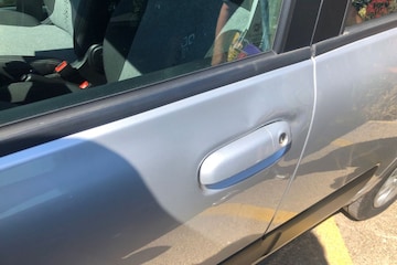 Schade huurauto auto huren deuk handgreep deur