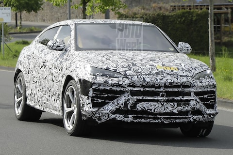 Lamborghini Urus komt geruisloos voorbijrijden