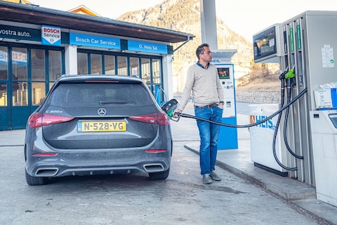 Daarom vraagt een plug-in hybride auto te tanken