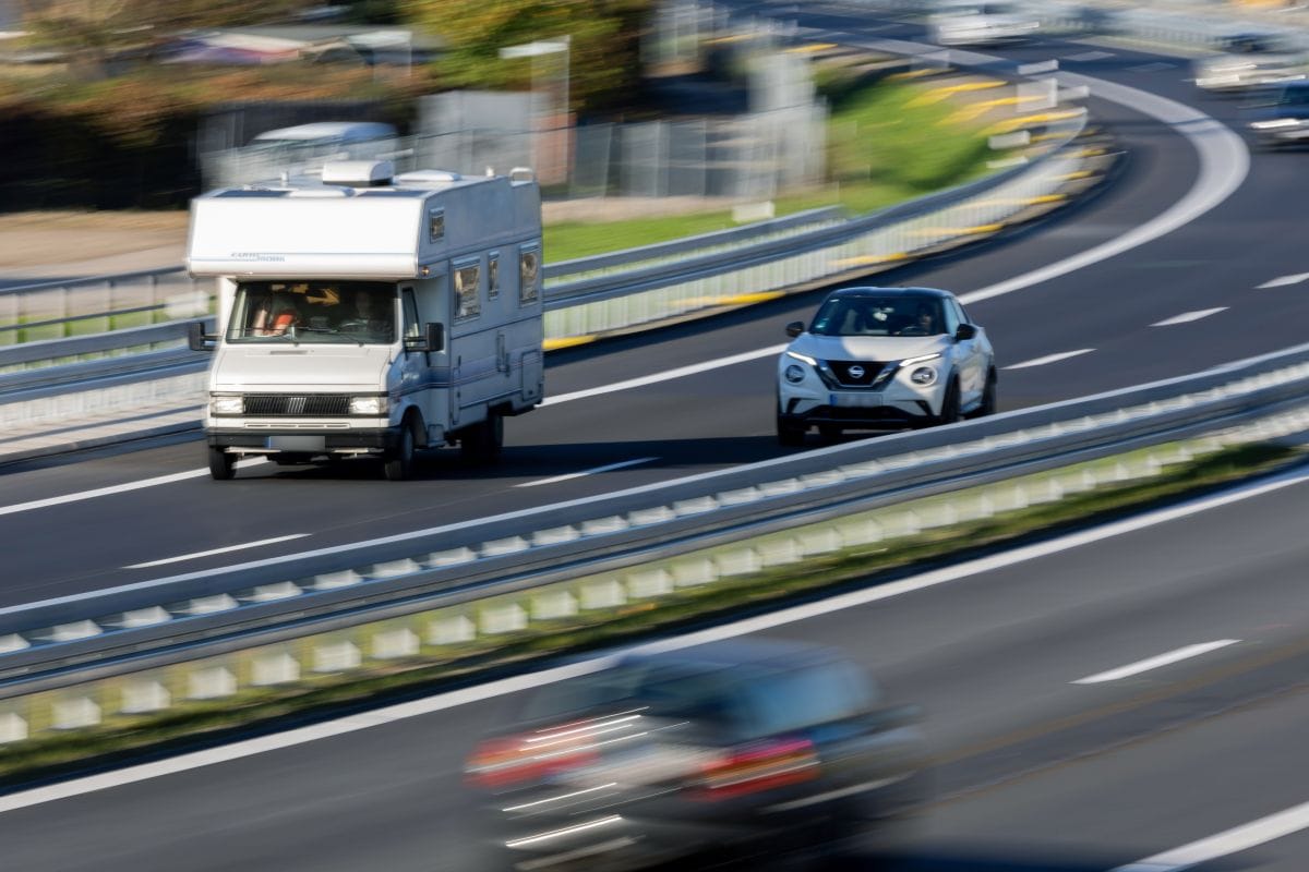 Camper op snelweg