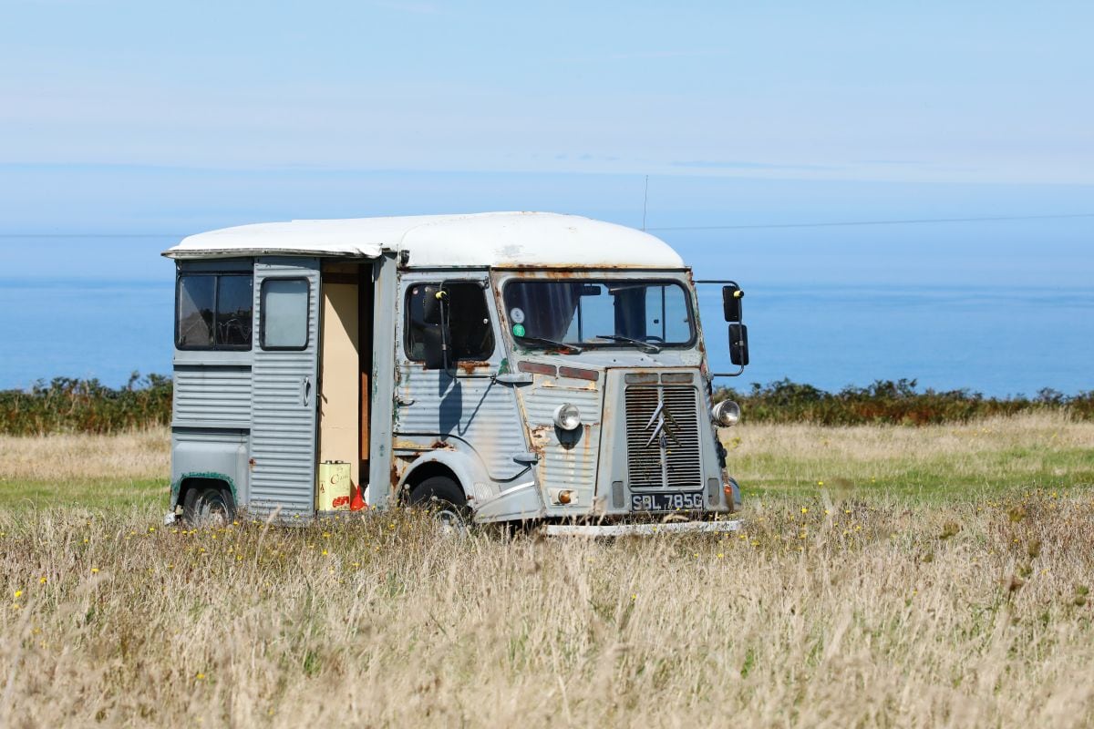 Franse oldtimer Citroën HY camper in het veld