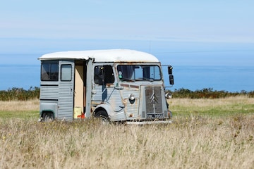 Franse oldtimer Citroën HY camper in het veld