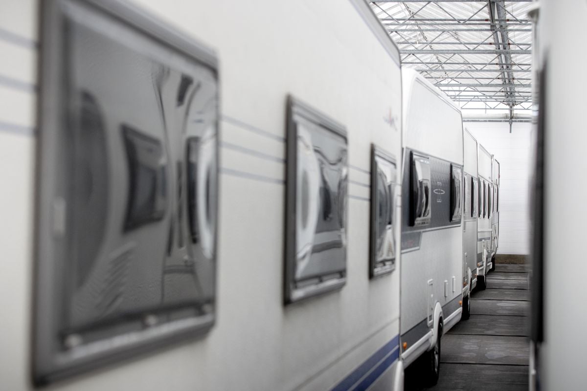Caravanstalling aaneengesloten caravans (ANP)
