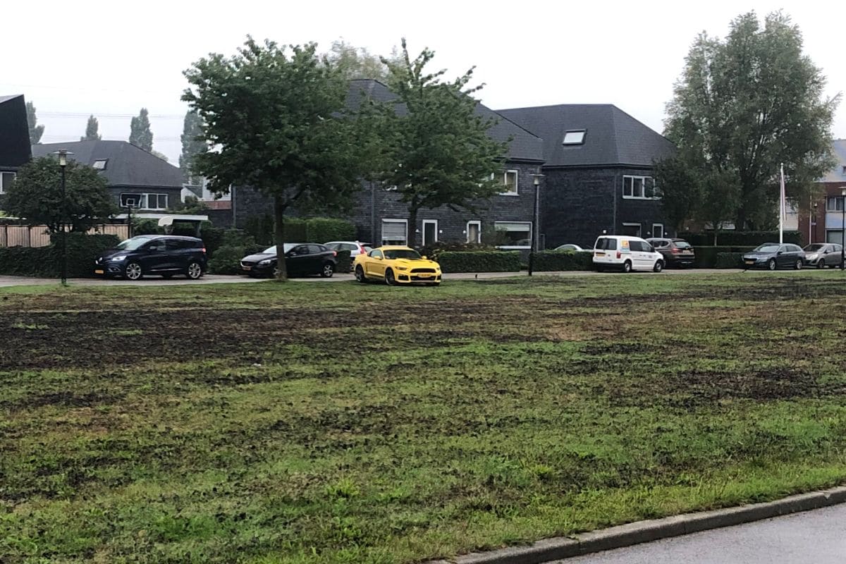 Gele Ford Mustang in villawijk Apeldoorn