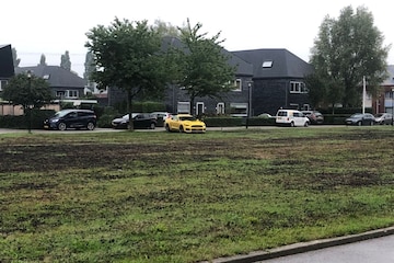 Gele Ford Mustang in villawijk Apeldoorn