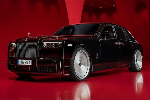 Sinistere Rolls-Royce Phantom op enorme putdeksels