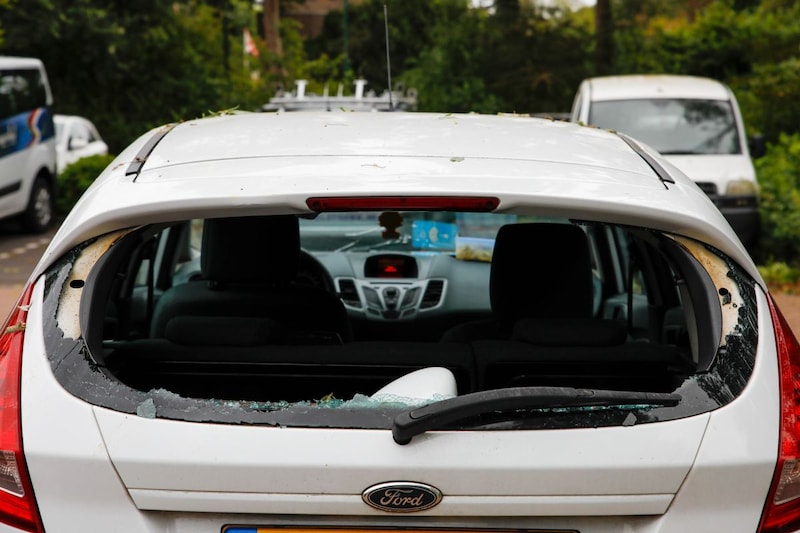 Schade aan auto ruit eruit (ANP)