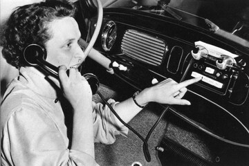 Volkswagen Kever uit 1953 met autotelefoon