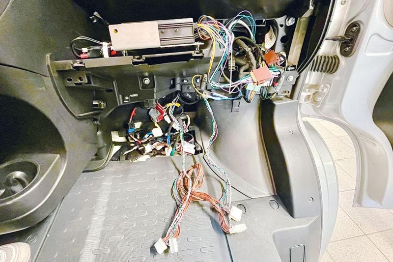 Audio upgrade camper - versterker achter handschoenkastje