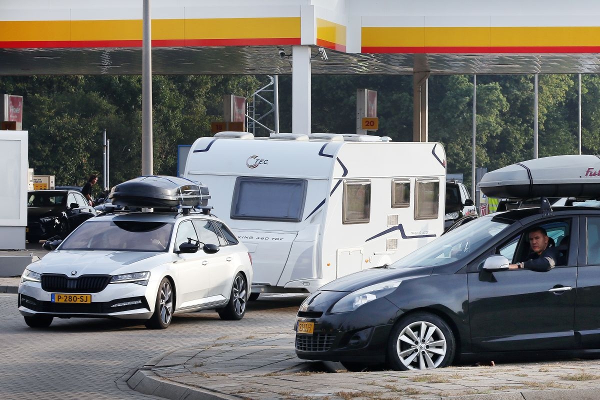 Auto met caravan bij Hazeldonk (ANP)