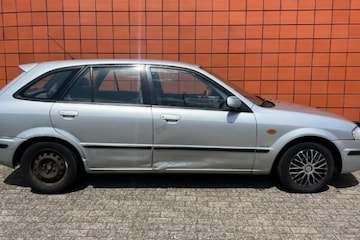 Auto's tot ?1.000 - Mazda 323 deuk wieldoppen