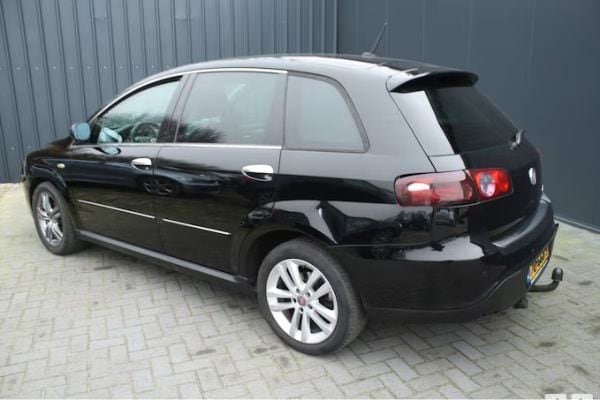 Auto's tot â¬1.000 Croma Deuk kapot achterlicht