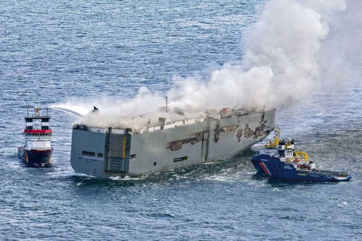 Vrachtschip Fremantle Highway in brand (ANP)