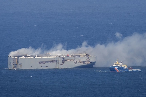 Brandend vrachtschip nabij Ameland heeft 500 elektrische auto's aan boord